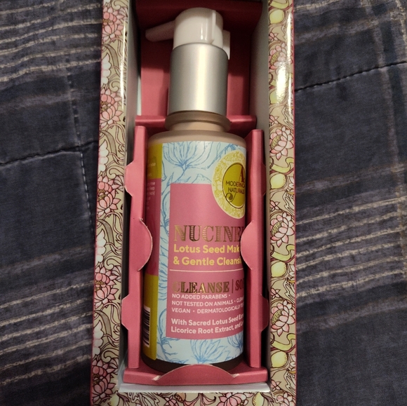 Nucinel Lotus Seed Makeup Remover & Gentle Cleansing Lotion - Picture 3 of 6